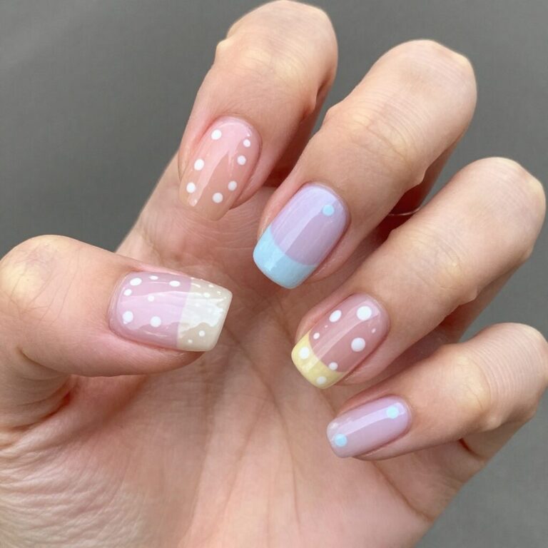 파스텔톤과 도트 패턴이 조화로운 봄 느낌의 젤 네일 아트