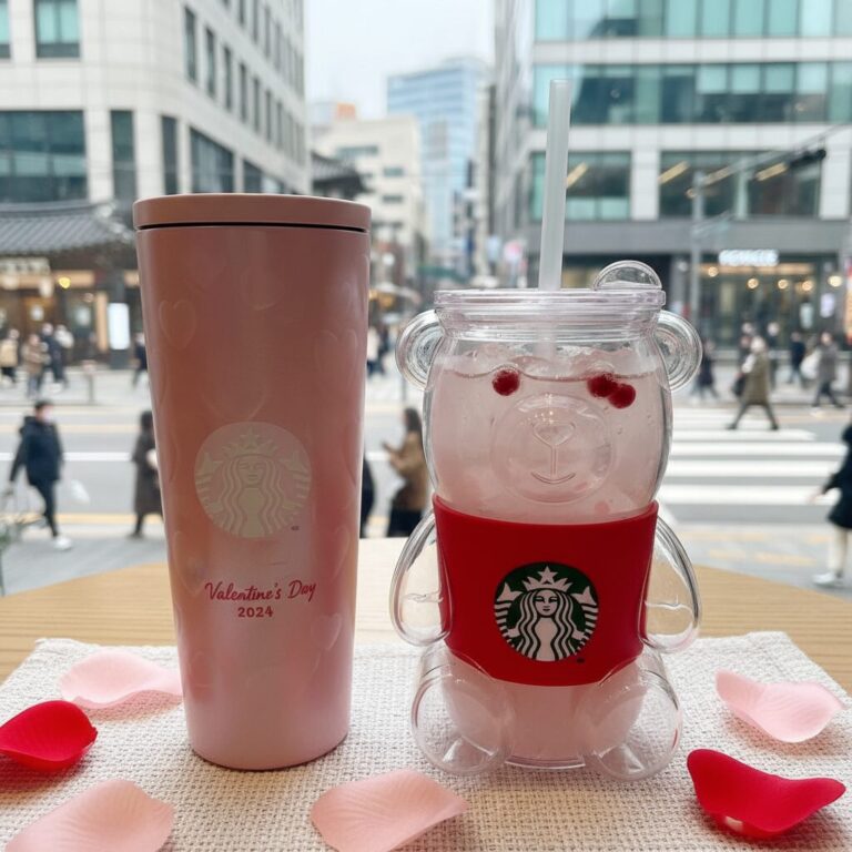 스타벅스 발렌타인데이 한정판 핑크 컬러 텀블러와 귀여운 곰돌이 하비 콜드컵이 나란히 놓여 있는 사진