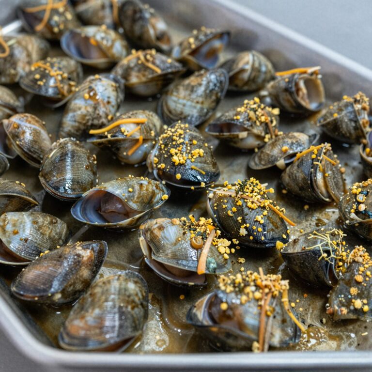 청라하늘대교 근처 삼합 요리 전복과 차돌박이 관자가 구워져 있는 모습