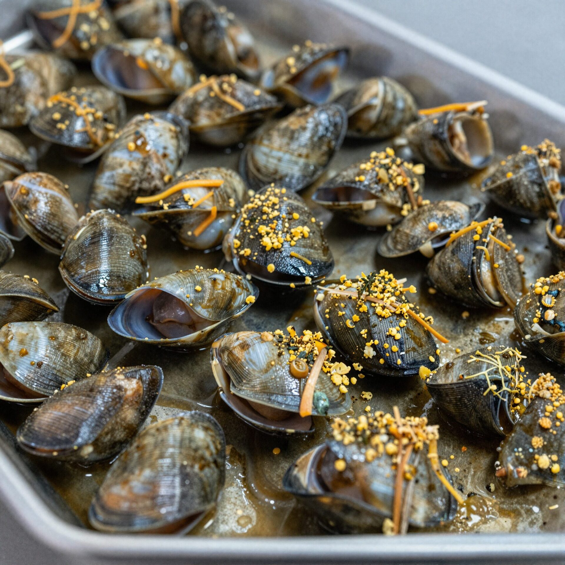 청라하늘대교 근처 삼합 요리 전복과 차돌박이 관자가 구워져 있는 모습