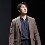 뮤지컬 디아길레프에서 스트라빈스키 역을 연기하는 크리스 영의 무대 모습