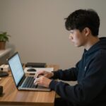 노트북으로 온라인 강의를 들으며 소방공무원 시험을 준비하는 모습