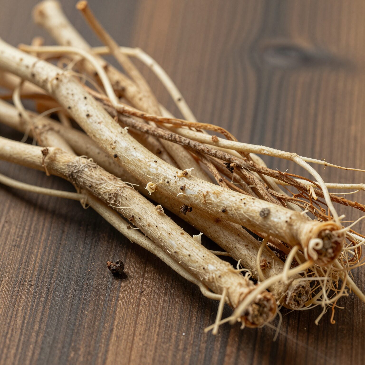 말린 골담초 뿌리와 달인 차, 관절 건강에 좋은 전통 약차