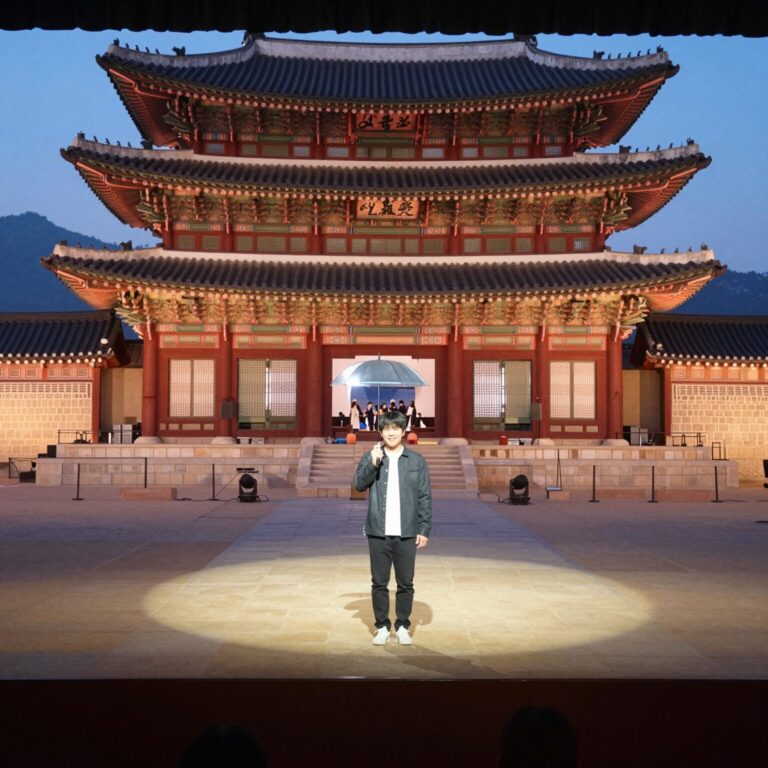 BTS 광화문 공연 무대와 경복궁 배경 개념 이미지