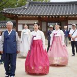 인천 한복사랑 놀이마당에서 다양한 세대가 참여한 한복 패션쇼 장면