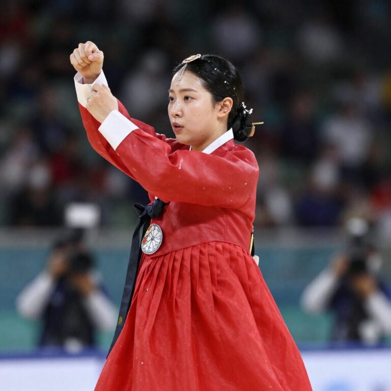 홍지윤이 현역가왕3 결승전에서 빨간 의상을 입고 열창하는 모습
