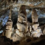 제이타 동굴 내부의 웅장한 종유석과 석순 광경