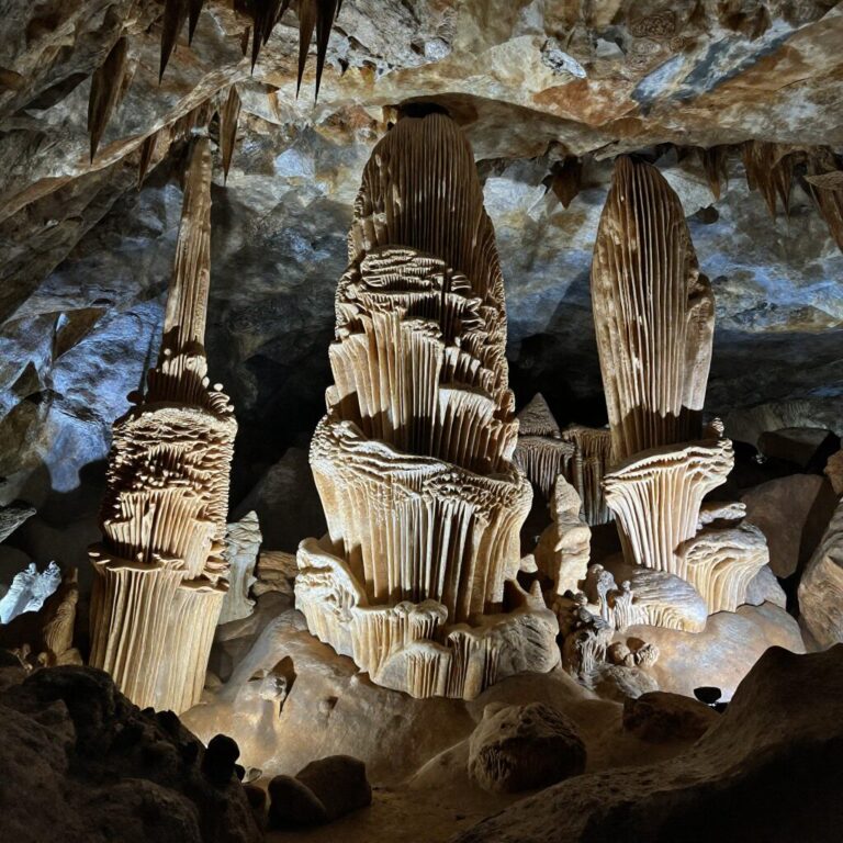 제이타 동굴 내부의 웅장한 종유석과 석순 광경