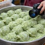 정선 아리랑시장에서 파는 초록빛 밥알 수리취 찹쌀떡 가까이 촬영