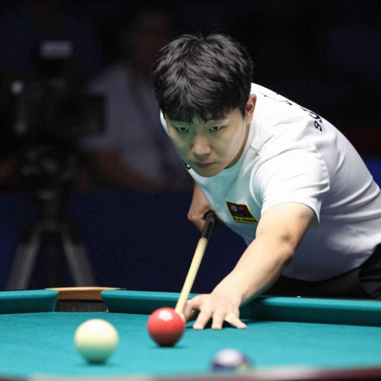 당구선수 김영원이 경기 중 공을 치는 모습