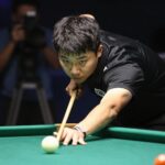 김재근 선수가 당구대에 집중하며 공을 치는 장면