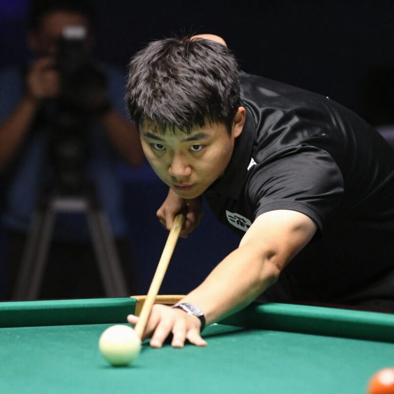 김재근 선수가 당구대에 집중하며 공을 치는 장면