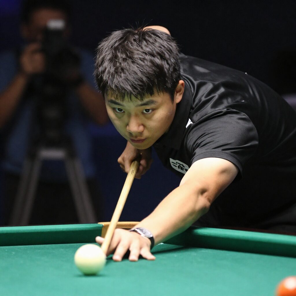 김재근 선수가 당구대에 집중하며 공을 치는 장면