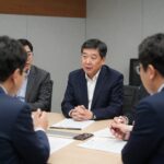 김정관 산업부 장관의 정책 방향과 주요 업적 김정관 산업부 장관이 산업 현장을 시찰하며 관계자들과 의견을 나누는 모습