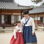 가수 이지훈과 딸 루희가 전통 한복을 입고 한옥 정원에서 찍은 가족 사진