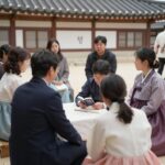 가재산이 제안하는 한국형 생전 장례식 출판기념회 모습, 자서전을 들고 가족 친지들과 이야기 나누는 장면