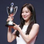 미스트롯4 우승자 이소나가 트로피를 들어 올리며 환하게 웃고 있는 모습