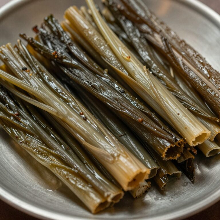 데쳐서 무친 오가피순 나물이 접시에 담겨 있는 모습