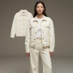 2026년 봄 여성 데님 자켓 트렌드와 선택 방법 아이보리 컬러의 여성 데님 자켓과 팬츠 셋업 코디