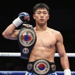 로드FC 헤비급 챔피언 김태인이 챔피언 벨트를 들고 포즈를 취하고 있다