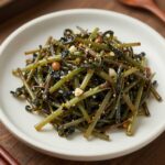 봄 제철 새발나물 알아보고 맛있게 요리하기 접시에 담긴 새발나물 무침과 밥