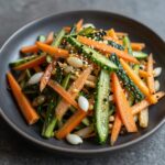 돌나물 무침이 담긴 접시와 채소들