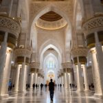 아부다비 셰이크 자이드 그랜드 모스크의 웅장한 모습과 화려한 내부 장식