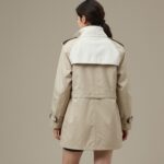 베이지색 숏 트렌치코트를 입고 화이트 빅백을 매치한 여성의 뒷모습 스타일링