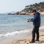 2026년 봄도다리 낚시와 맛있는 회 맛집 가이드 부산 송정 해변에서 봄도다리 원투 낚시하는 모습