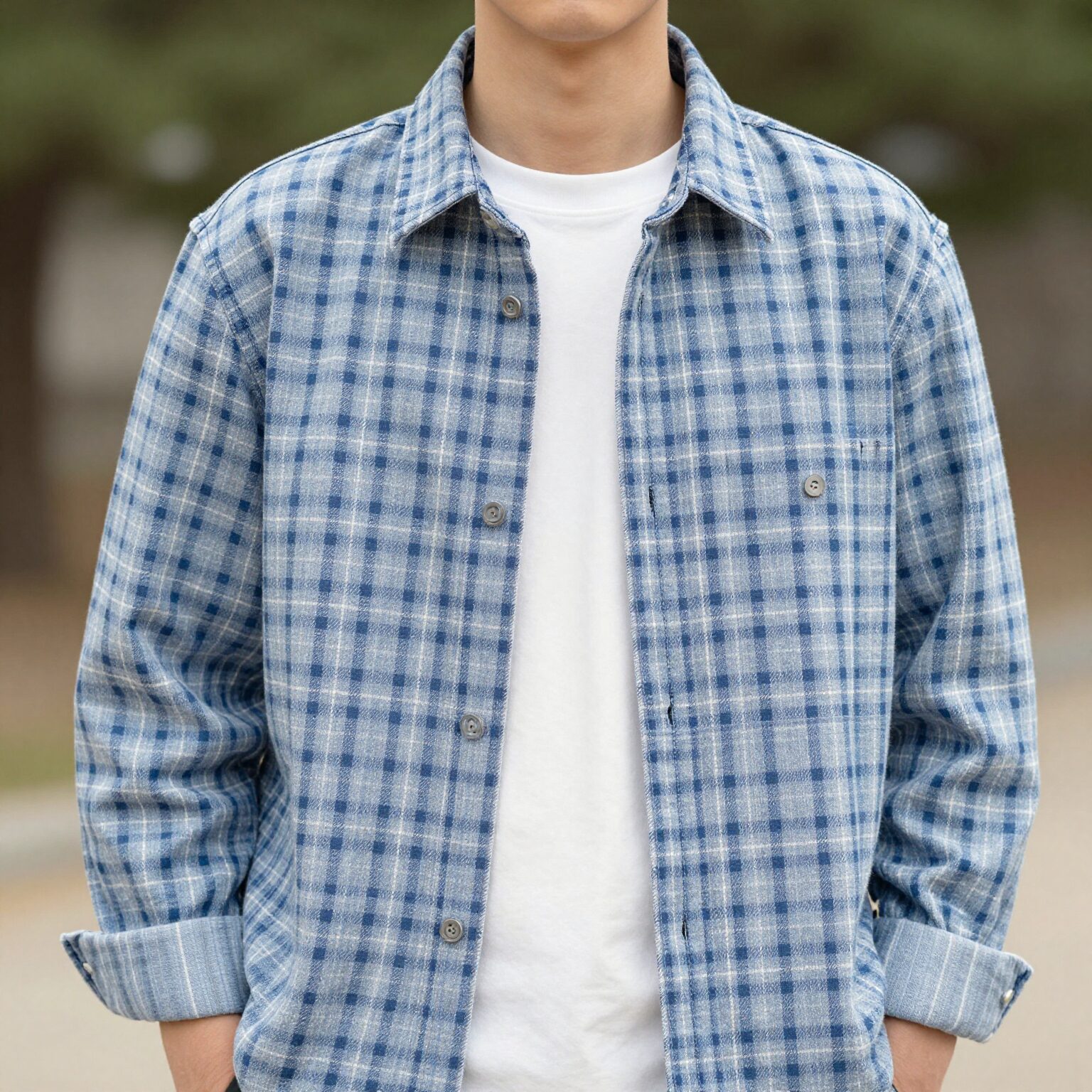 블루 체크 오버핏 셔츠와 크림색 청바지를 코디한 대학생 봄철 캠퍼스 패션