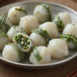 완성된 포슬포슬한 쑥버무리 떡이 접시에 담겨 있는 모습