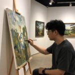 빌리 츠키 화실에서 그림 그리는 모습