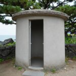 신안 임자도 진리항에 위치한 튜울립 모양의 독특한 공중화장실 전경