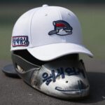 울산웨일즈 범고래 엠블럼이 새겨진 야구 모자와 유니폼