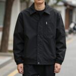 보브 패딩 자켓 따뜻한 겨울 필수 아이템 보브 레더 버클 루즈 숏 자켓을 입은 스타일링. 블랙 컬러의 숏 자켓으로 캐주얼하면서도 세련된 느낌을 줌.