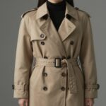 벨트를 매고 핀 VOV 트렌치 코트를 입은 모습