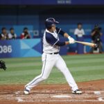 2026 WBC 8강전 한국 대 도미니카 공화국 경기 장면에서 한국 선수가 배트를 휘두르는 모습