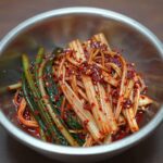 열무얼갈이김치 재료와 완성된 새빨간 양념을 큰 볼에 담아 놓은 모습