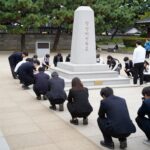 국립 4.19 민주묘지의 추모 공간과 참배하는 사람들