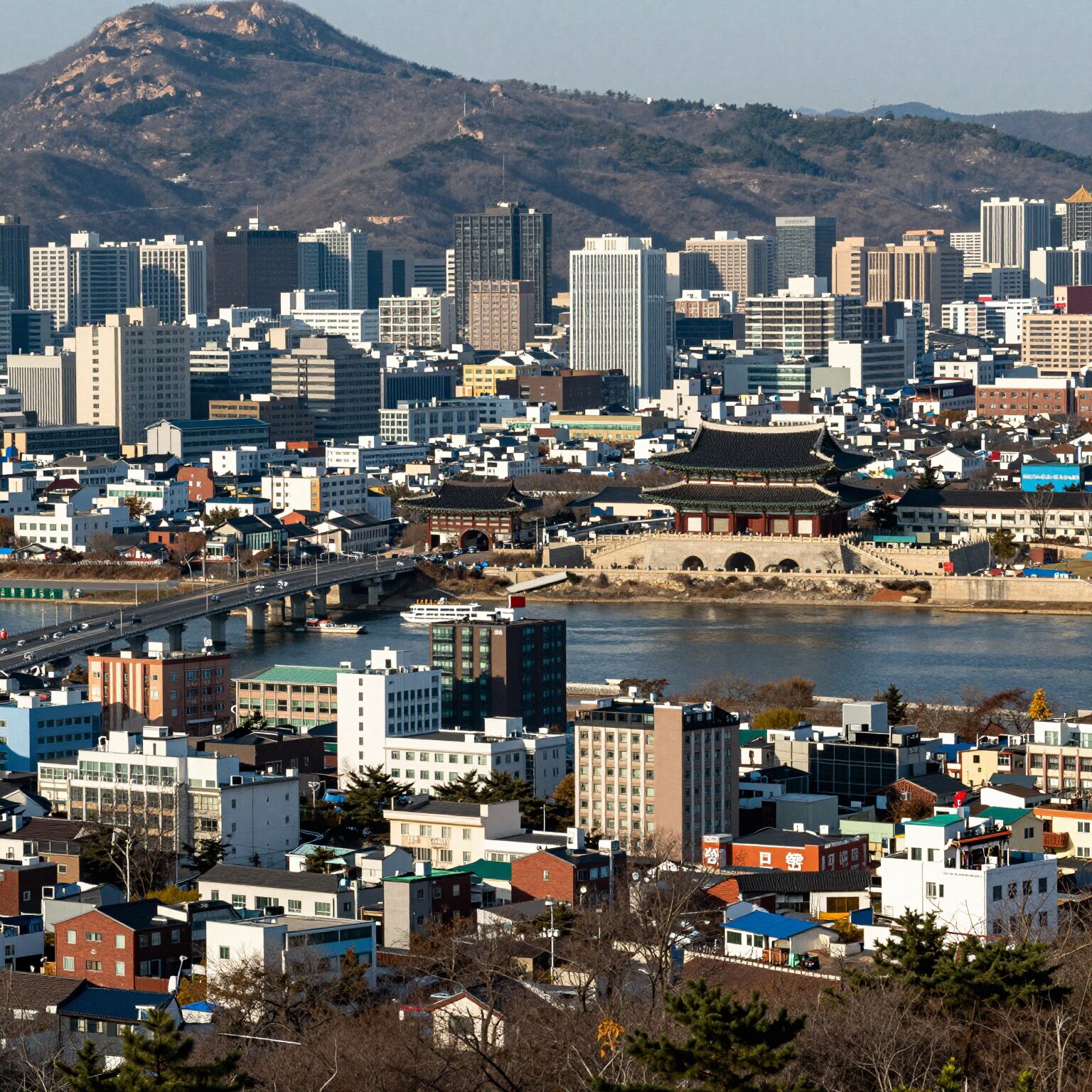 아차산성에서 바라본 한강과 서울 시내 전경, 벚꽃 나무 가지가 액자처럼 장면을 감싸고 있다