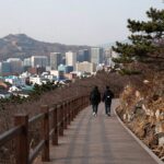 안산자락길 데크길에서 바라본 서울 도심과 인왕산 전망