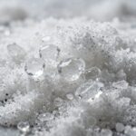 뉴질랜드 아오테36 소금이 투명한 물에 녹아 있는 모습, 소금 결정이 선명하게 보임