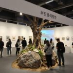 부산 홈리빙 전시회 내부 다양한 부스와 관람객들이 구경하는 모습