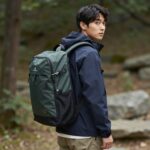 컬럼비아 바람막이와 백팩을 매치한 캐주얼한 데일리 룩