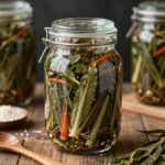 유리병에 담긴 갓 담근 달래장아찌와 재료들