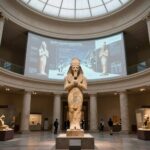 카이로 이집트 문명 박물관의 거대한 원형 메인 전시홀 내부 전경