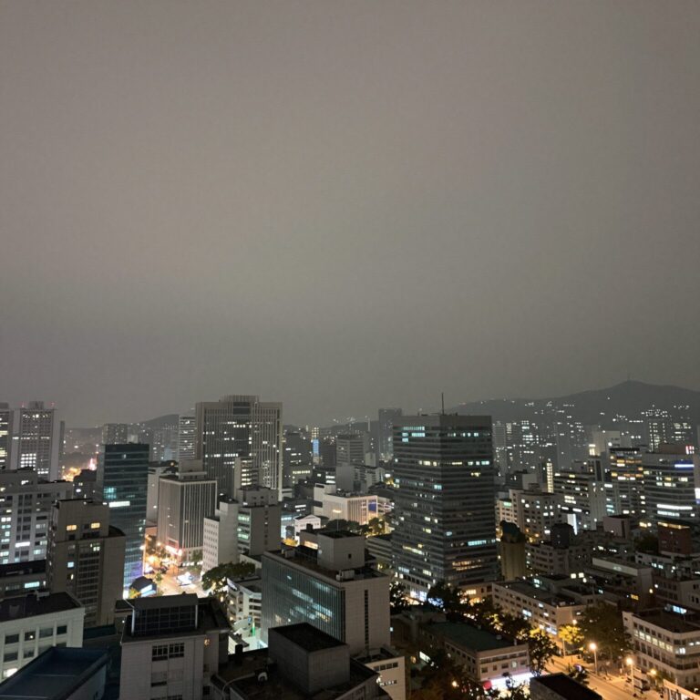 누렇게 변한 하늘과 황사가 덮친 서울 도심 전경