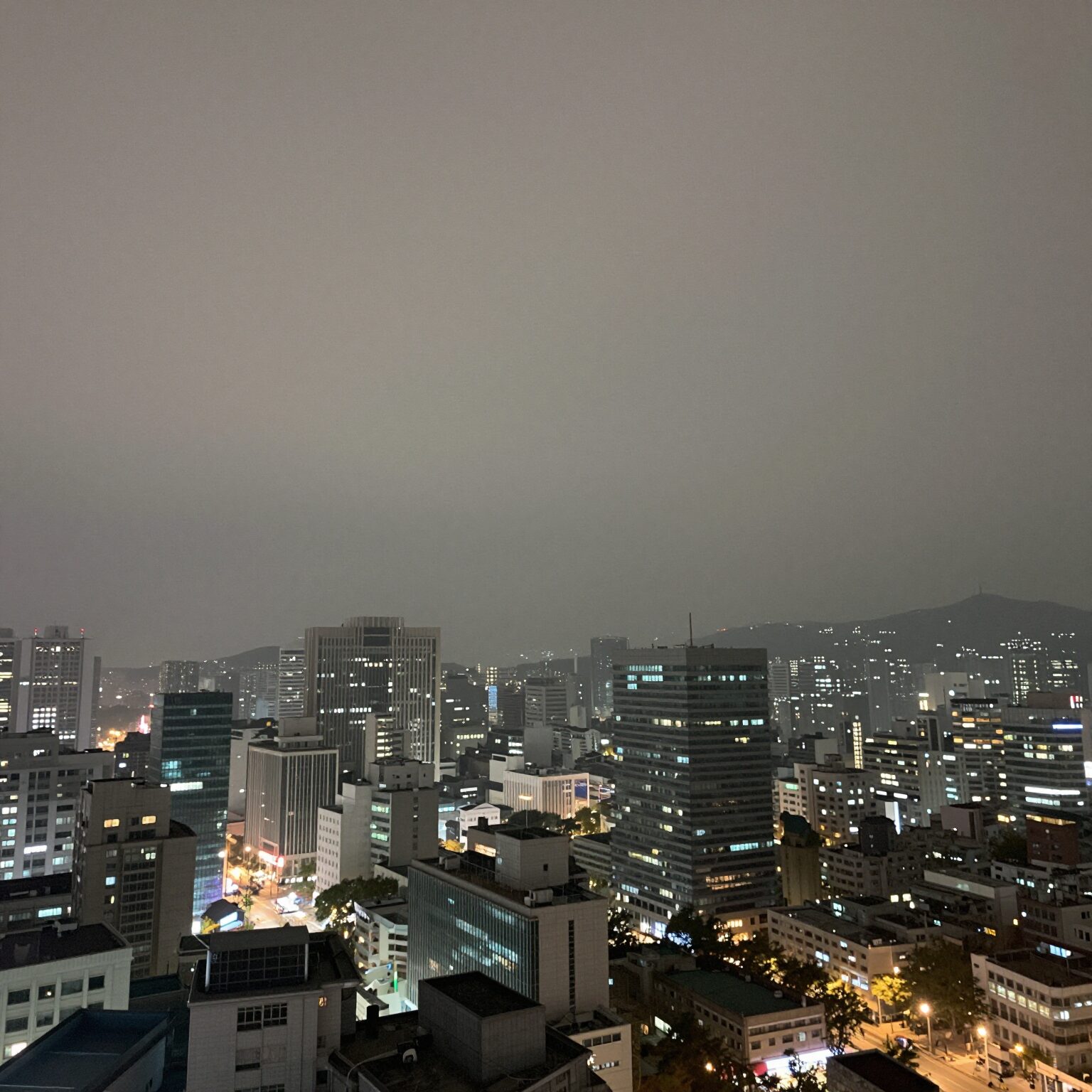 누렇게 변한 하늘과 황사가 덮친 서울 도심 전경