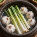 신선한 마늘쫑을 소금에 절여 항아리에 담근 모습