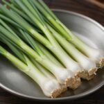 신선한 마늘쫑을 볶아 접시에 담은 모습